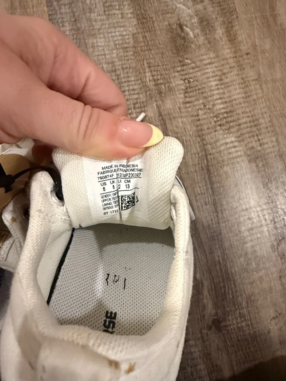 Converse Kids White Canvas Low-Top Sneakers with Gold Eyelets size 6